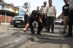 Wali Kota Cirebon Tinjau Jalan Rusak, Perbaikan Dimulai Mei 2025