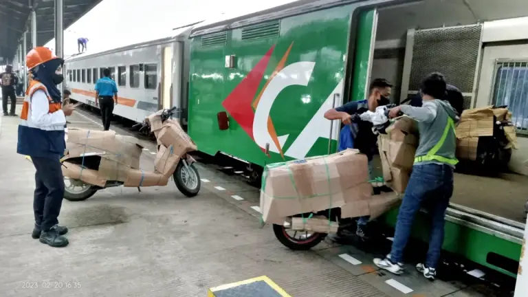 Kurangi Risiko Kecelakaan, Daop 3 Cirebon Dukung Angkutan Motor Gratis Lebaran 2025