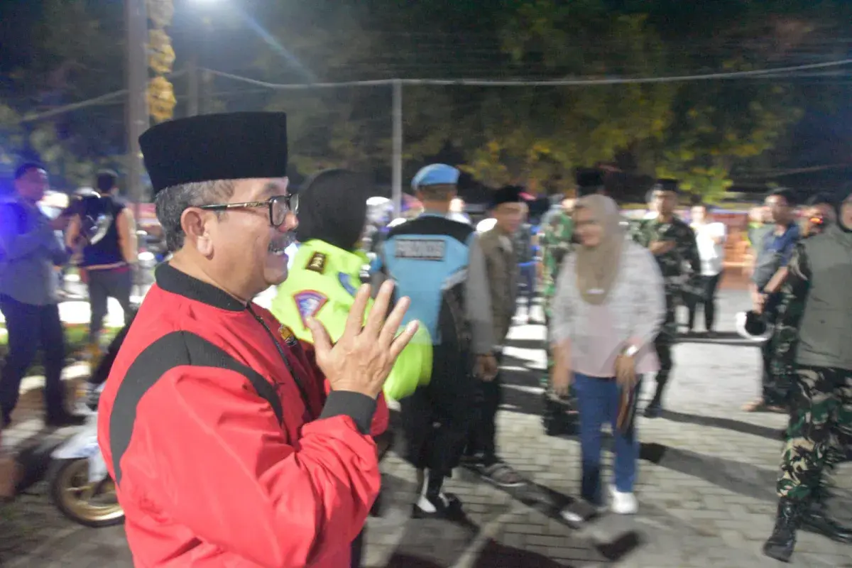 Bupati dan Kapolresta Cirebon Turun ke Jalan dalam Patroli Sahur, 300 Paket Makanan Dibagikan