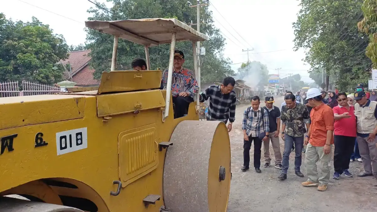 Jalan Sindang Laut - Pabuaran Diperbaiki, Bupati Cirebon Tinjau Langsung Akses Mudik