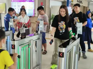 Tanpa Tiket Fisik, Penumpang KAI Cukup Pindai Wajah Masuk Kereta di Stasiun Cirebon