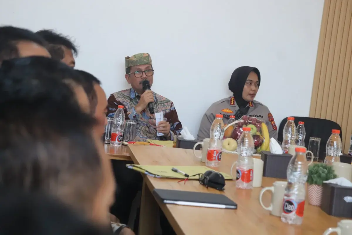 Jalan Rusak di Cirebon Timur Segera Diperbaiki, Bupati Instruksikan Kepala Dinas agar Transparan