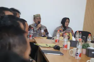 Jalan Rusak di Cirebon Timur Segera Diperbaiki, Bupati Instruksikan Kepala Dinas agar Transparan