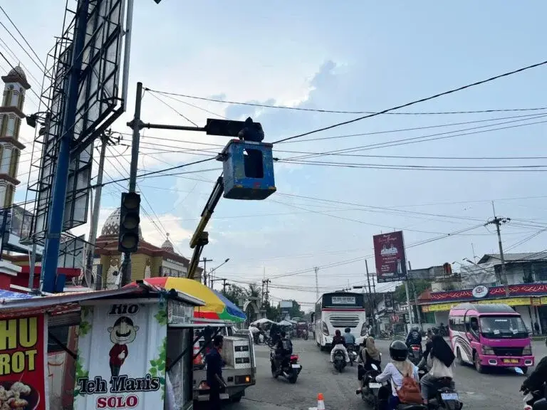 Perbaiki Lampu Lalin Rusak di Pabuaran, Dishub  Butuh Tambahan Crane