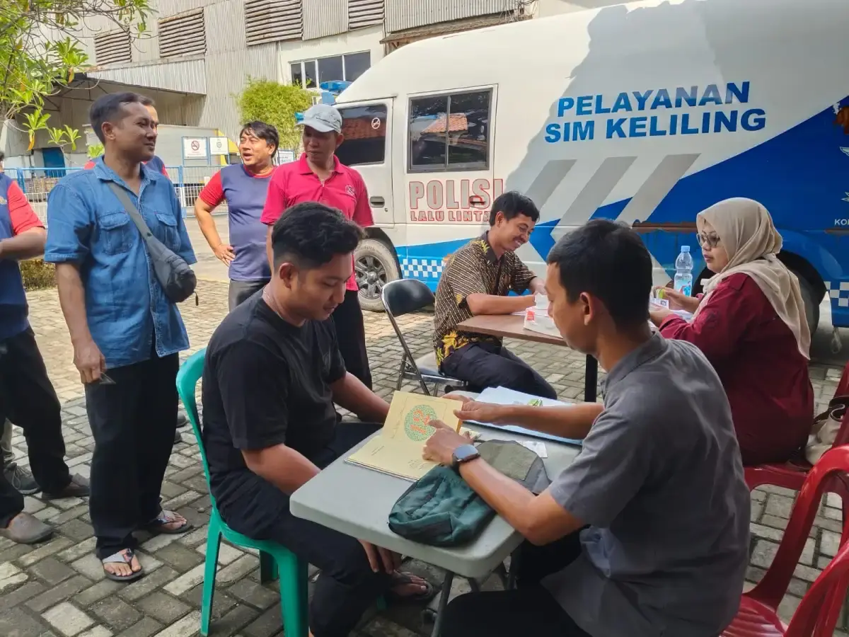 Lewat SIMKAR, Pekerja Pabrik Kini Bisa Perpanjang SIM Tanpa Cuti
