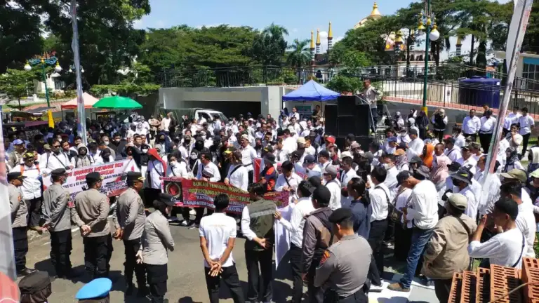 Ratusan Honorer R2 dan R3 Datangi DPRD,  Ultimatum Pemda Soal Status Kepegawaian