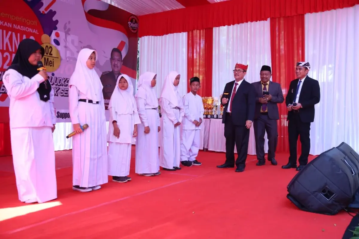 Barak Militer hingga Sekolah Unggulan, Ini Terobosan Pemkab Kabupaten Cirebon di Hardiknas 2025