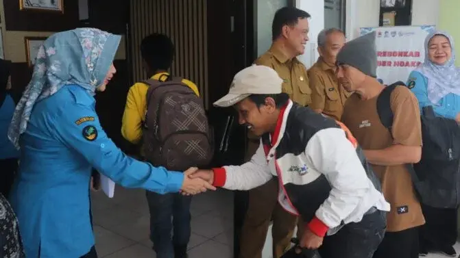 Pemkab Cirebon Evakuasi 25 Warga Korban Lowongan Kerja Fiktif di Subang