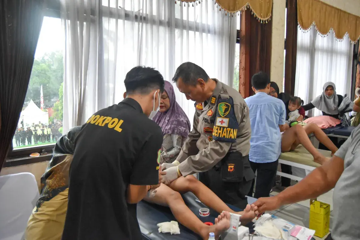 Puluhan Anak Ikuti Khitanan Massal Warnai Hari Bhayangkara