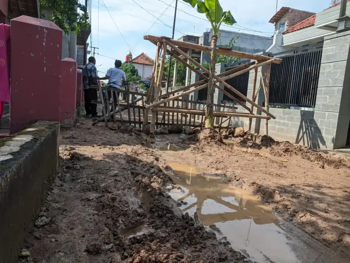 Jalan Poros Antar Desa Rusak Parah, Warga Blokir Akses dan Desak Perbaikan
