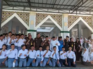 Hari Bhakti Adhyaksa, Kejari Kabupaten Cirebon Tanamkan Kesadaran Hukum di Kalangan Santri