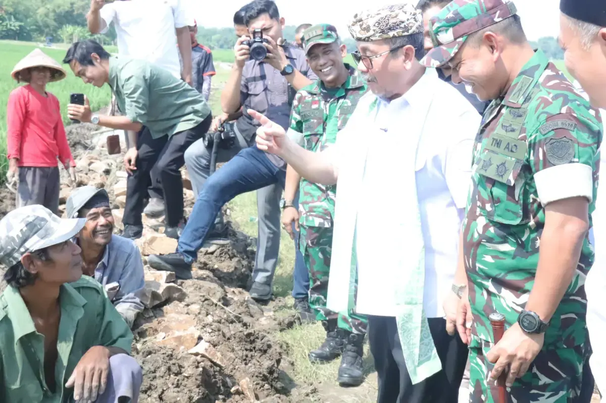 TNI Bangun Akses Jalan dan Tanggul di Desa Sende, Bupati Imron: TMMD Bukti Nyata Sinergi untuk Rakyat