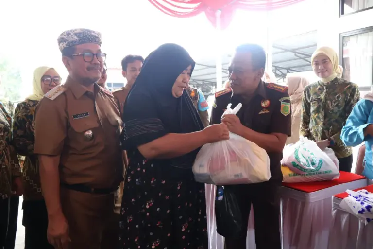 1.200 Paket Sembako Murah Kejari  Diserbu Warga Sejak Pagi