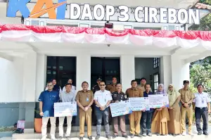 KAI Daop 3 Cirebon Salurkan Bantuan TJSL di Tiga Wilayah