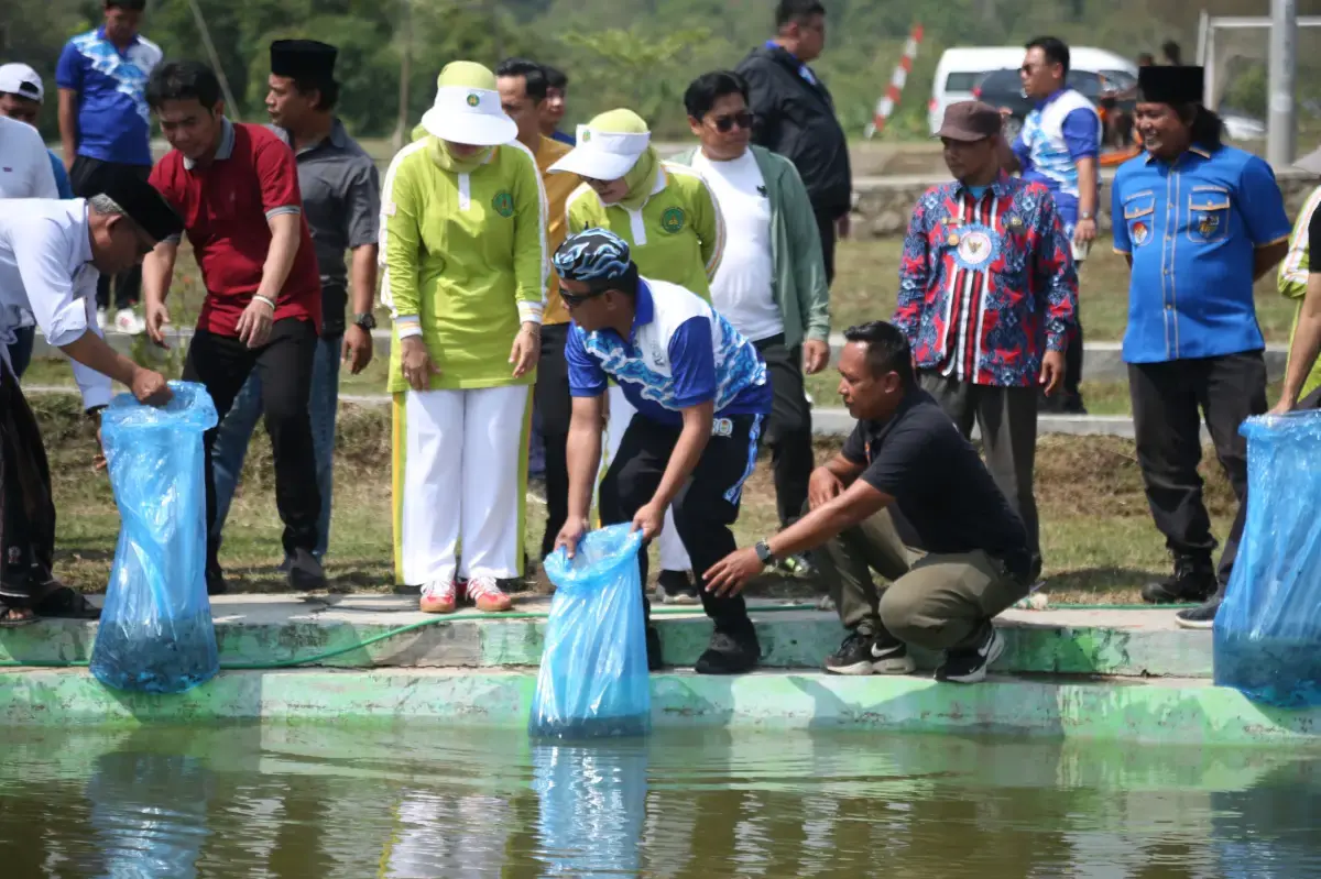 Hari Lahir Kejaksaan ke-80, Hijaukan Waduk Setu Patok dengan 1.100 Pohon dan Tebar 2.000 Benih Ikan