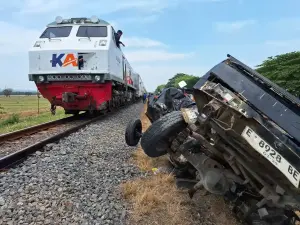 KA Tertemper Mobil di Mundu, Dua Nyawa Melayang