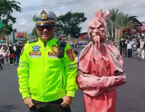 CFD Kuningan Jadi Panggung Keakraban, Polisi dan "Pocong" Curi Perhatian