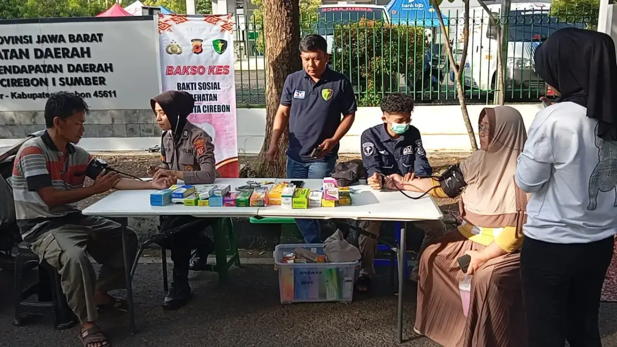 Warga Manfaatkan Pengobatan Gratis Polresta Cirebon di CFD Sumber