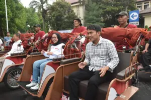100 Pebecak Lansia di Cirebon Terima Becak Listrik Bantuan Presiden Prabowo