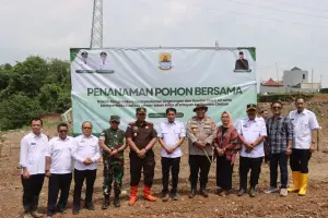 Wujud Mitigasi Banjir, Lahan Pemda di City Land Ditanami Pohon
