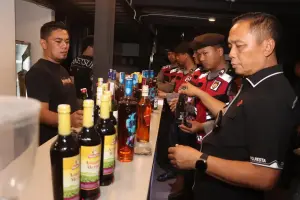 Polresta Cirebon Bongkar Gudang Miras Tersembunyi di Balik Karaoke