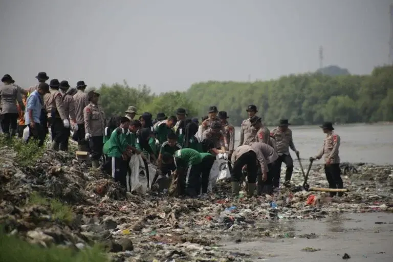 Tumpukan Sampah Pesisir, Bupati Cirebon Pimpin Aksi Bersih Pantai Gebang