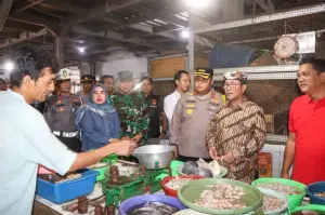 Jelang Ramadhan Harga Cabai Tembus Rp 100 Ribu, Forkopimda Cirebon Turun ke Pasar