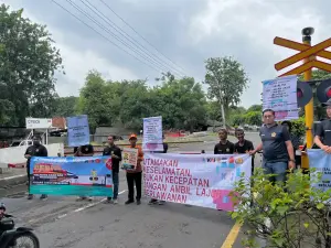 Cegah Kecelakaan Lalu Lintas, Karang Taruna Kesenden Gelar Sosialisasi di Perlintasan Sebidang