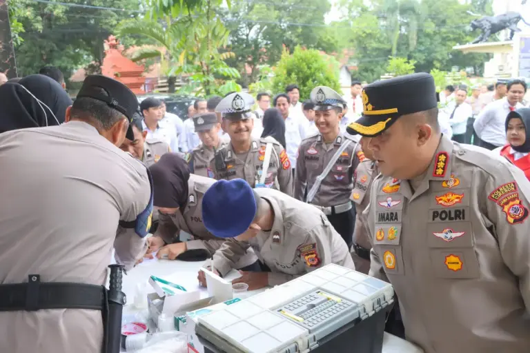 Jaga Marwah Institusi, Polresta Cirebon Gelar Tes Urine Usai Apel