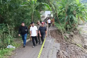 Wali Kota Cirebon Tinjau Jembatan Lebakngok, Pastikan Perbaikan Dimulai Pekan Ini