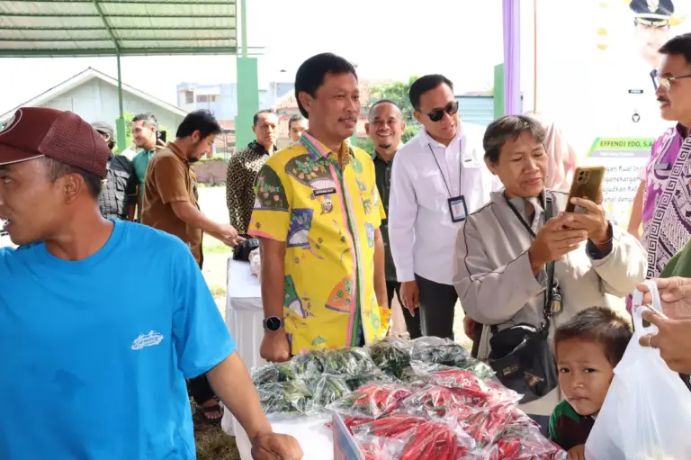 Tinjau Gerakan Pangan Murah, Wali Kota Cirebon Pastikan Stok Pangan Aman Jelang Idulfitri 1447 H
