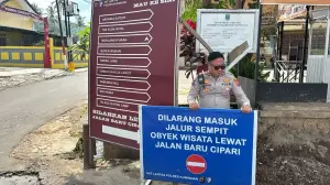 Tingkatkan Keselamatan Pengguna Jalan, Satlantas Polres Kuningan Pasang Rambu dan 'Water Barrier'