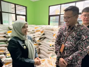 Distribusikan Bantuan Pangan, Pemkot Cirebon dan Bulog Jaga Daya Beli Warga