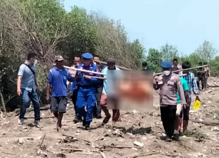 Sosok Pria Tak Bernyawa Ditemukan di Bibir Laut Muara, Polisi Sigap Evakuasi